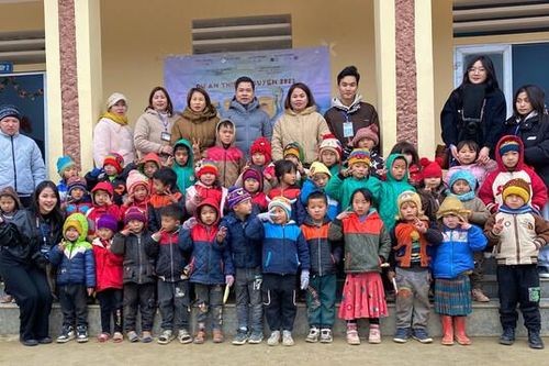 Trao quà từ thiện tại điểm trường khó khăn của tỉnh Hà Giang