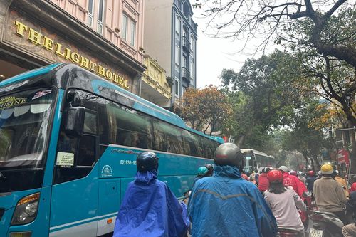 Khách sạn 4 sao cho xe cỡ lớn đón khách gây ùn ứ phố Hàng Bông trong giờ cao điểm sáng