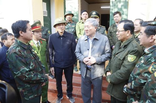 Chánh án TANDTC Nguyễn Hòa Bình đến thăm, động viên, tặng quà các lực lượng thực hiện nhiệm vụ chữa cháy tại Vườn Quốc gia Hoàng Liên