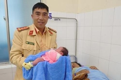 CSGT dùng xe chuyên dụng khẩn cấp đưa sản phụ tới viện sinh con an toàn