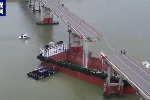 Sà lan đâm gãy cầu tại Trung Quốc, nhiều phương tiện rơi xuống sông