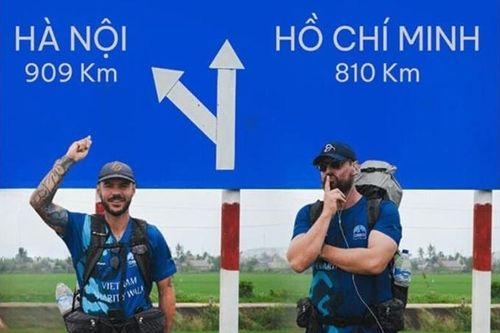 Hai người nước ngoài đi bộ 2.000km gây quỹ ủng hộ trẻ em Việt Nam