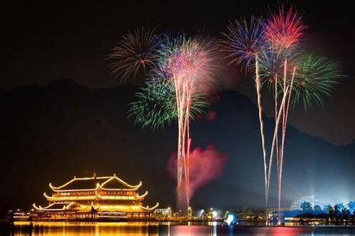 Cận cảnh màn pháo hoa lung linh sắc màu trong ngày khai xuân tại chùa Tam Chúc