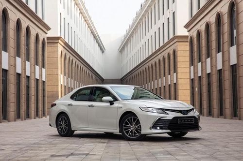 Giá lăn bánh xe Toyota Camry mới nhất: Rẻ đến khó tin, cơ hội cực tốt cho khách hàng nhưng giá vẫn 'chát' so với Mazda 6