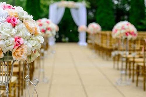Cô dâu hát 'chỉ cần anh ở bên cạnh tôi, anh phải nghe theo mệnh lệnh của tôi...' trên sân khấu, chú rể tuyên bố ly hôn ngay tại lễ cưới