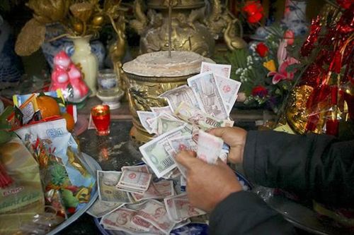 Dùng tiền lẻ đi lễ chùa sao cho đúng?
