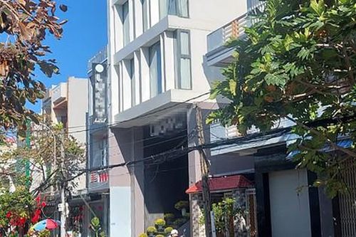 Một hiệu phó bị vợ đâm tại khách sạn khi ở cùng người phụ nữ khác