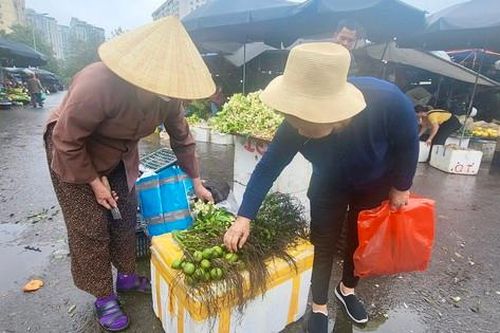Hoa bưởi, hoa cau, đồ cúng lễ sôi động sát ngày Rằm tháng Giêng