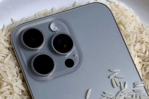 Apple khuyến cáo không bỏ iPhone bị ướt vào thùng gạo, vậy cần xử lý thế nào?