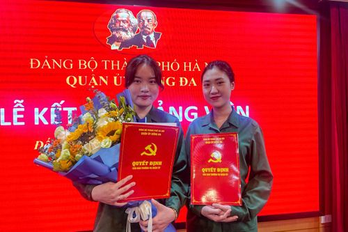 Hai cô gái Hà Nội xinh đẹp bỏ việc làm thu nhập cao, tình nguyện nhập ngũ đầu Xuân Giáp Thìn