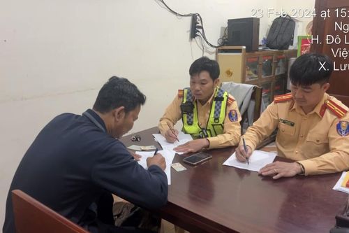 Thót tim cảnh xe tải chạy ngược chiều trên cao tốc giữa trời mù sương