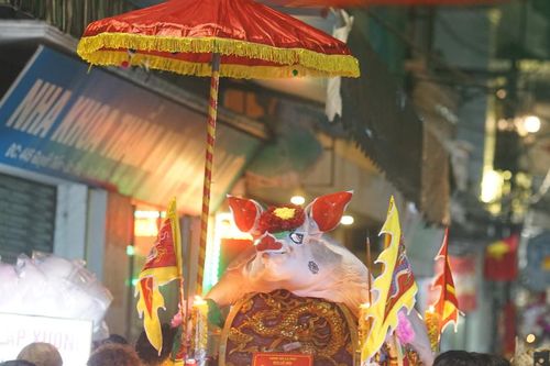 Xuyên đêm xem rước 'ông lợn' hàng tạ tại làng La Phù