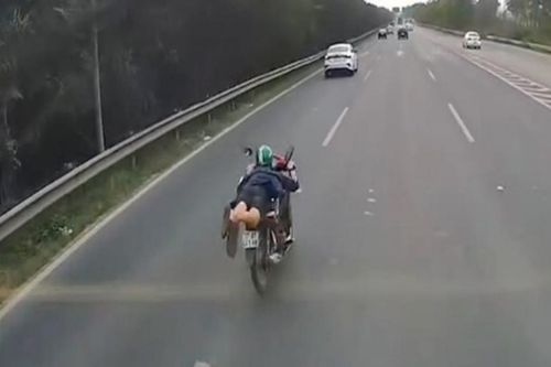 Tạm giữ nam thanh niên nằm trên yên xe máy, lao vun vút trên Đại lộ Thăng Long