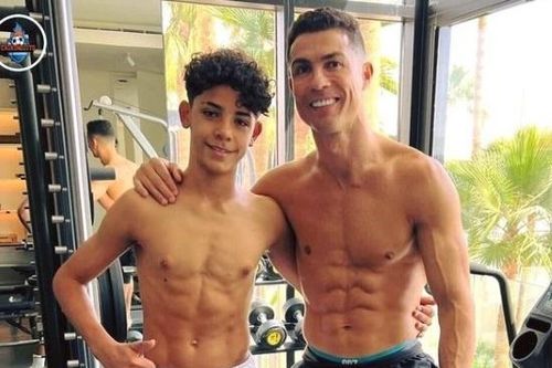 Múi bụng của con trai Ronaldo