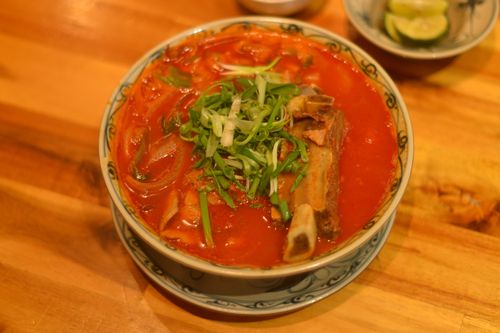 Phở Thìn gây tranh cãi vì có màu đỏ, đậm vị kim chi