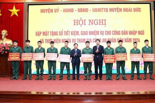Huyện Hoài Đức: Trao tặng sổ tiết kiệm cho 179 tân binh chuẩn bị nhập ngũ