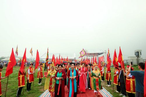 Hàng nghìn người dân đội mưa dự khai hội Chèo tàu Tổng Gối