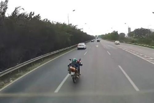 Tạm giữ hình sự nam thanh niên nằm lái xe máy trên Đại lộ Thăng Long