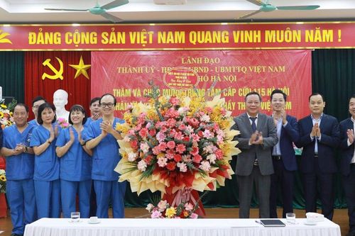 Lãnh đạo Thành phố Hà Nội thăm, chúc mừng các cơ sở y tế