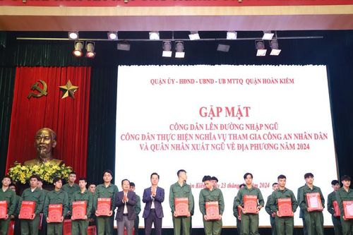 Quận Hoàn Kiếm gặp mặt tân binh lên đường nhập ngũ năm 2024