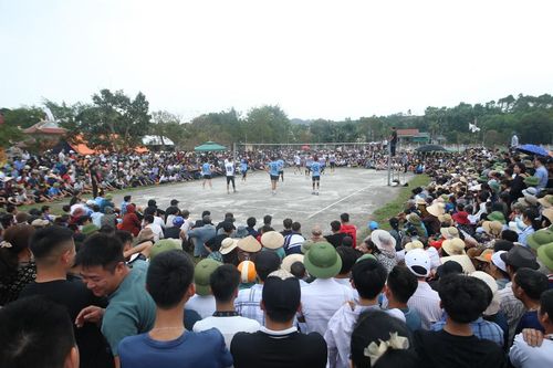 Phú Thọ: Người dân háo hức giải bóng chuyền da tại Lễ hội đền Lăng Sương