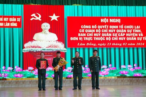 Công bố quyết định giải thể, sáp nhập tổ chức lại, bổ nhiệm nhân sự Quân đội