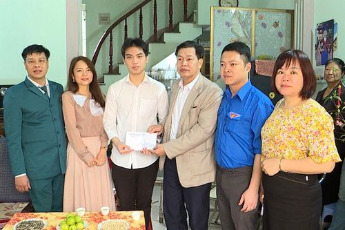 Phú Thọ: Hơn 2,2 tỷ đồng tặng quà cho công dân lên đường nhập ngũ
