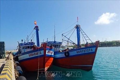 Hải quân sửa chữa tàu cá trên biển hỗ trợ ngư dân