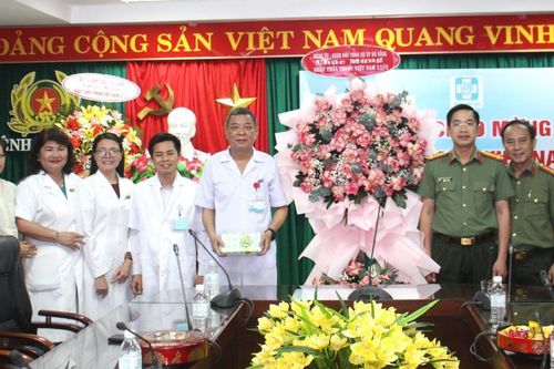 Công an Đà Nẵng thăm, chúc mừng 69 năm Ngày thầy thuốc Việt Nam