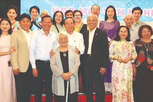 Lãnh đạo TPHCM gặp gỡ văn nghệ sĩ nhân dịp xuân mới