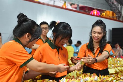 Hàng ngàn người nô nức thả hoa đăng trên sông Đồng Nai