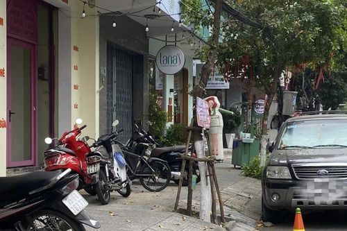 Cần dẹp nạn đặt vật cản dưới lòng đường ngăn ô tô dừng đỗ