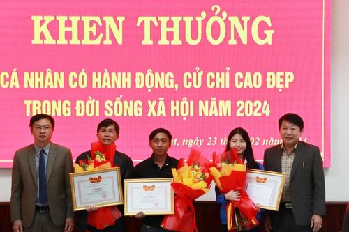 Đà Lạt: Khen thưởng ba cá nhân trả tài sản cho người đánh rơi
