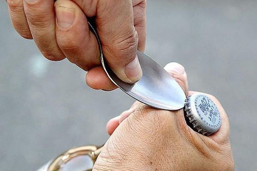 3 mẹo để mở nắp chai bia khi không có dụng cụ khui