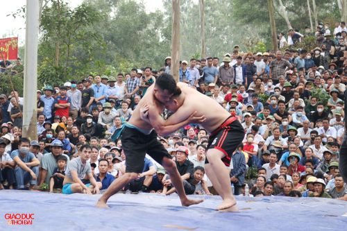 Người dân xứ Nghệ nô nức đến xem trai làng đấu vật