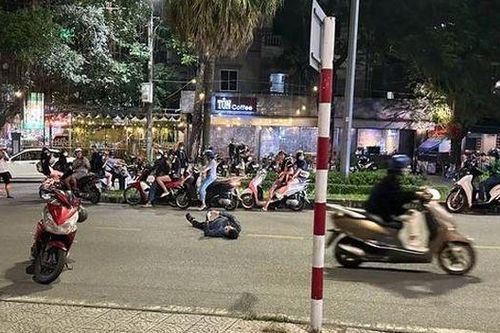 Bị đo nồng độ cồn, người đàn ông 60 tuổi ở TP Huế nằm vạ giữa đường