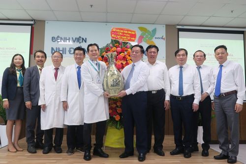 Trưởng ban Tuyên giáo Trung ương thăm Bệnh viện Nhi đồng TPHCM