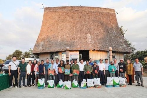 Vietcombank lan tỏa yêu thương, mang Tết ấm đến với các gia đình có hoàn cảnh khó khăn