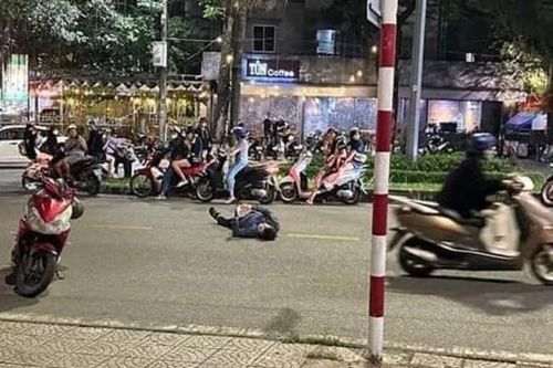 Trốn kiểm tra nồng độ cồn, người đàn ông 'nằm vạ' giữa đường
