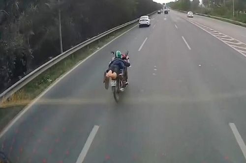 Tạm giữ hình sự nam thanh niên nằm yên xe máy, lao vun vút trên Đại lộ Thăng Long