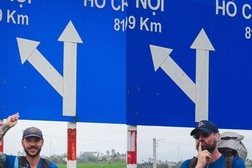 Hai 'thầy giáo Tây' đi bộ 2.000km gây quỹ hỗ trợ trẻ em nghèo Việt Nam