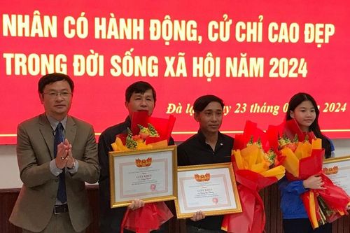 Khen thưởng 3 cá nhân 'không tham của rơi'