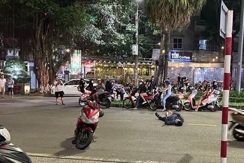 Thách thức Công an, 'nằm vạ' giữa đường khi bị đo nồng độ cồn