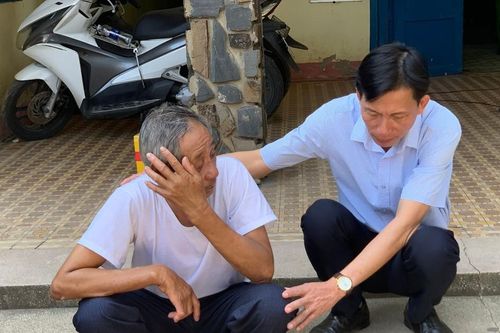 Thẫn thờ ngóng tin chồng con mất tích trên biển vì bị tàu hàng đâm chìm
