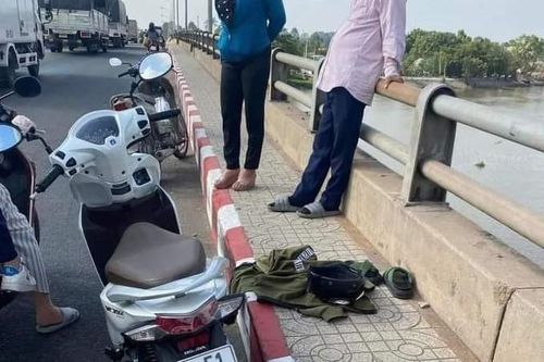 Cô gái bất ngờ dừng xe trên cầu rồi nhảy xuống sông Sài Gòn