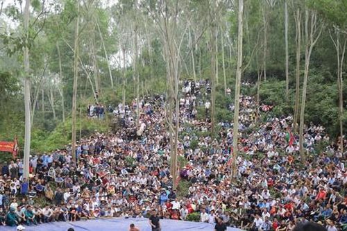 Hàng nghìn người phủ kín dưới chân núi xem các đô vật khoe sức mạnh