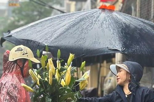 Hà Nội: Trời mưa không ngớt, thị trường rằm tháng Giêng đìu hiu