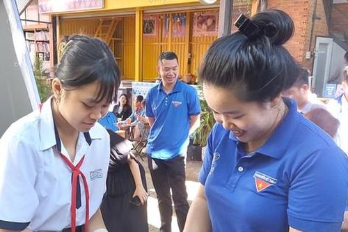 Người trẻ lan tỏa ý thức bảo vệ môi trường từ trạm thu pin cũ