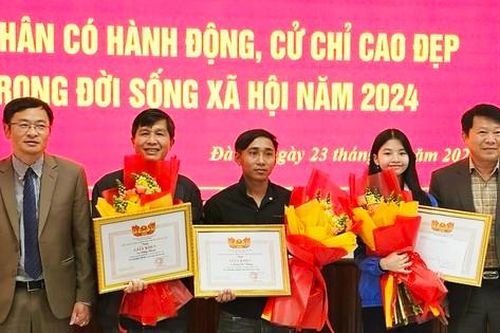 Đà Lạt khen thưởng 3 cá nhân nhặt được tài sản trả lại cho du khách