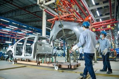 Một năm kinh tế khó khăn, đẩy ngành ô tô giật lùi 3 năm